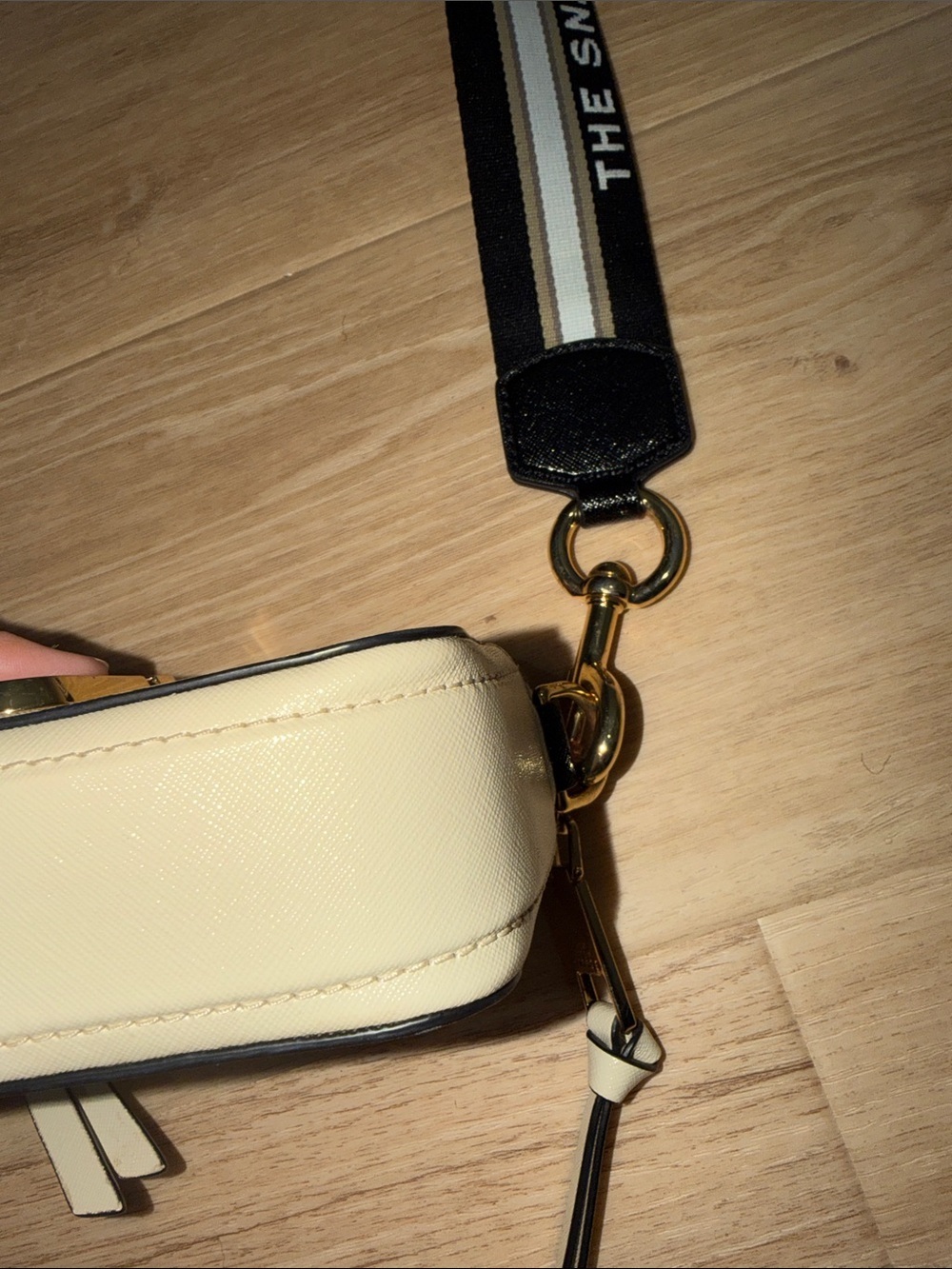 Marc Jacobs Snapshot bag features cream-colored Saffiano leather and gold-tone - Picture 5 of 8